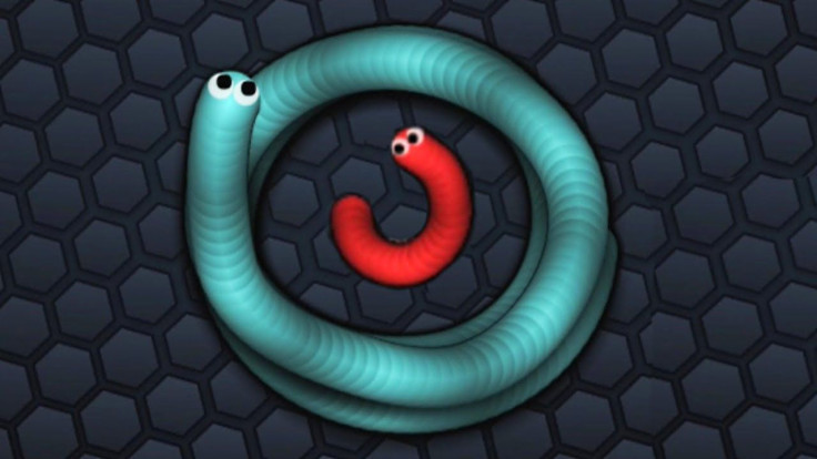 The wrap around strategy makes it easier to gobble up smaller Slither.io snakes.