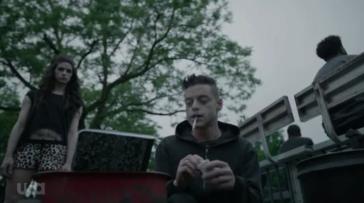 Hot Carla helps Elliot burn his journal, the place where he documented his Mr. Robot delusions during his time behind bars. 