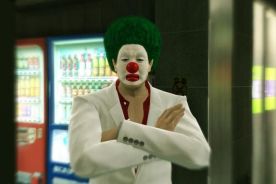The clown you need to talk with to get your free DLC in Yakuza Kiwami