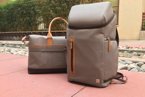The Vacanza bag also comes in charcoal black, but we chose titanium gray to perfectly match the Arcus. 