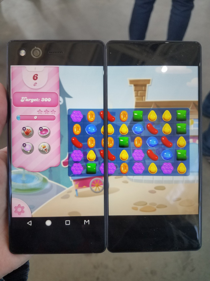 The extended screen mode for the ZTE Axon M, with Candy Crush taking up both screens