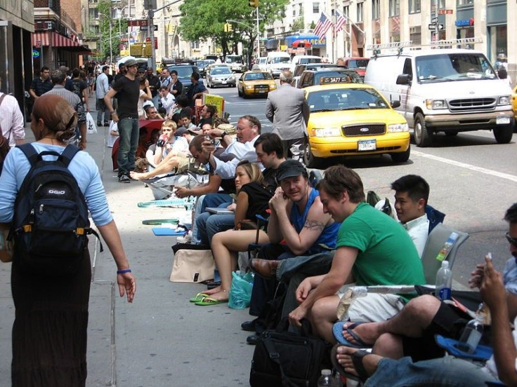 People waiting to buy the iPhone upon release in New York City, June 29, 2007 (Photo: wikimedia)