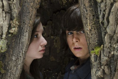 Enid and Carl hiding from walkers.